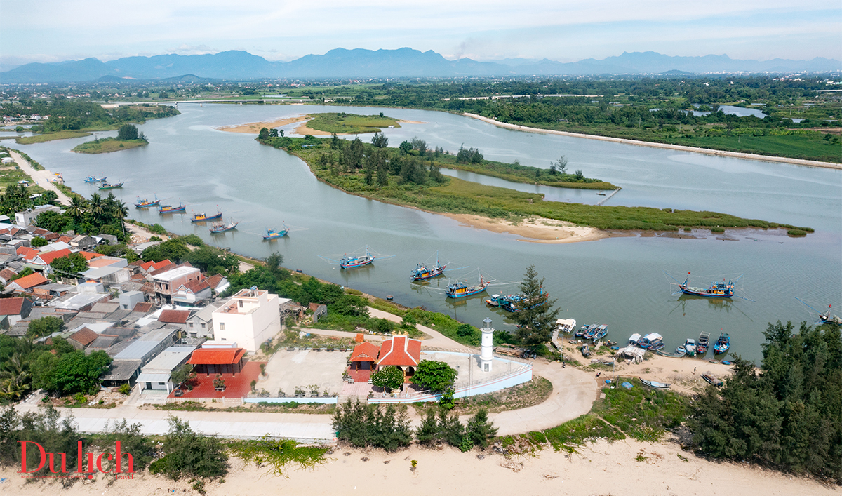 mien co tich giua mua hoa muong bien ben cua lo - 14