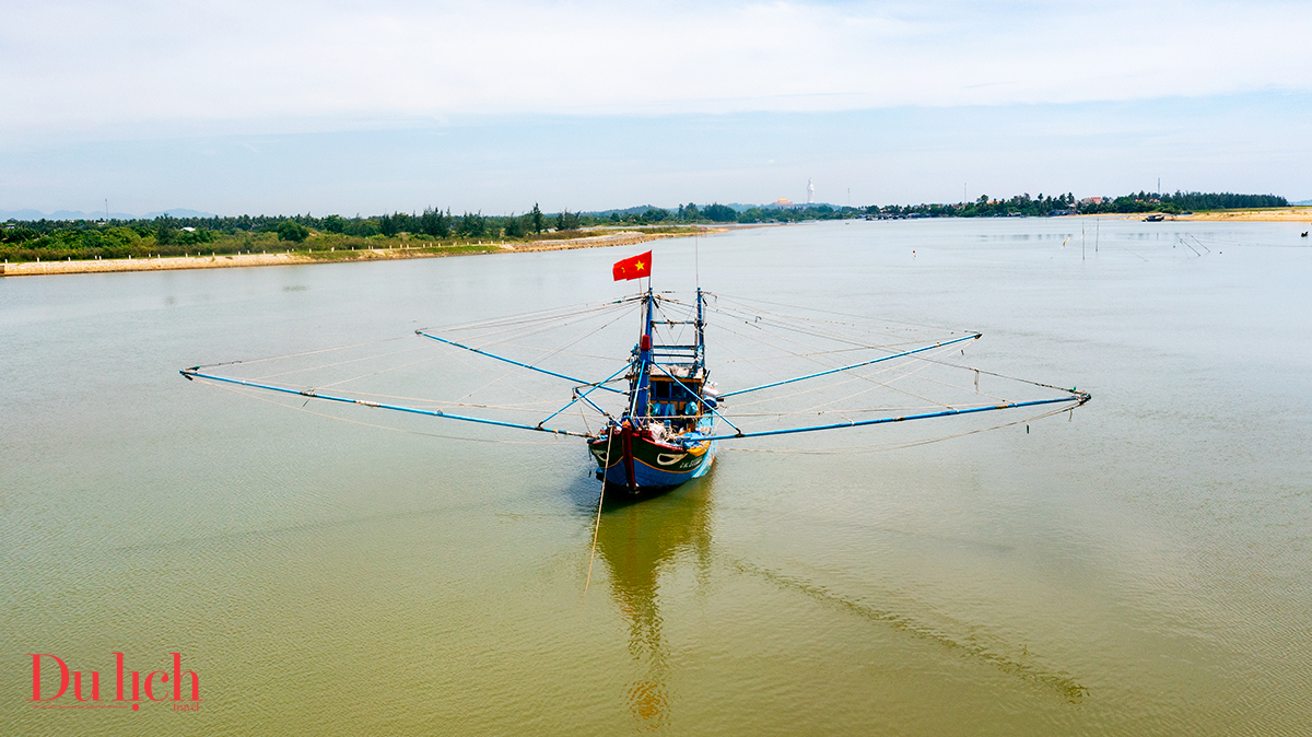 mien co tich giua mua hoa muong bien ben cua lo - 11