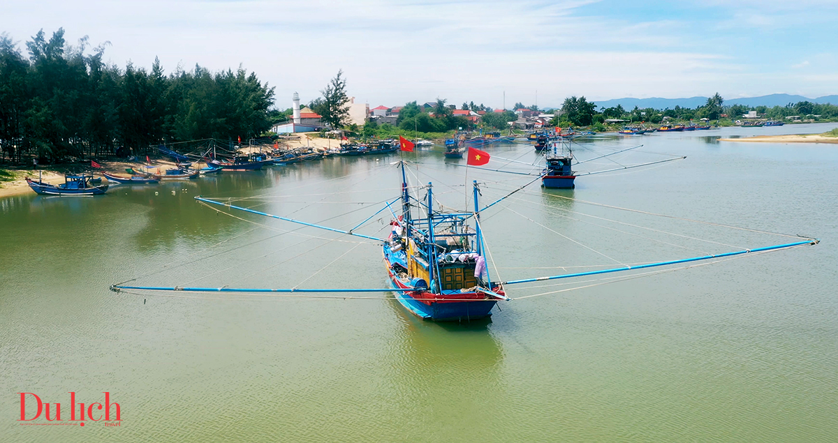mien co tich giua mua hoa muong bien ben cua lo - 18