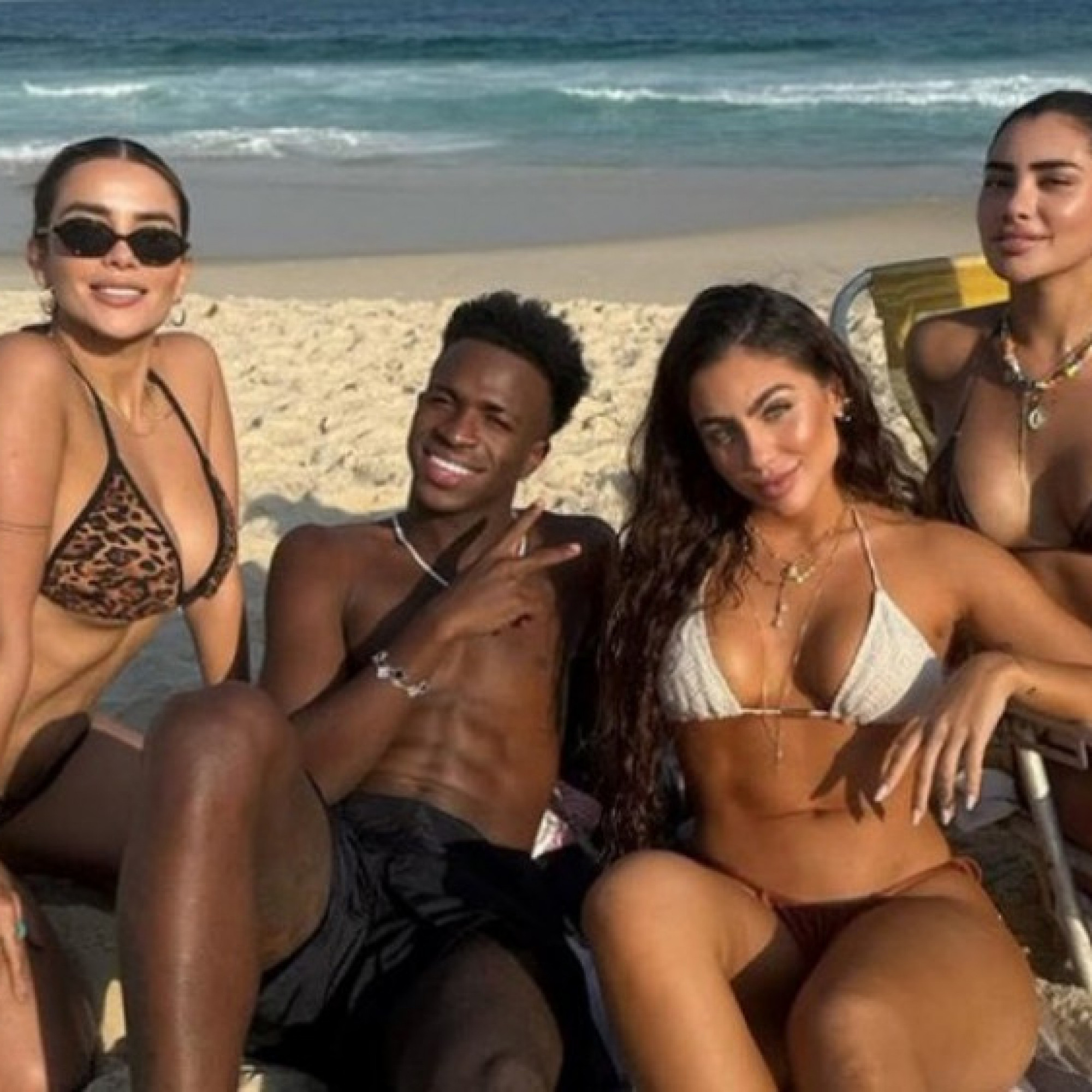  - Vinicius vui vẻ bên 3 mỹ nhân siêu vòng 1, "cánh mày râu" ghen tỵ