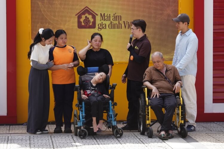 Đại Nghĩa, Ma Ran Đô và Nguyễn Duyên Quỳnh nhói lòng trước cảnh em nhỏ vừa học vừa gồng gánh gia đình vì cha mẹ bệnh nặng - 2