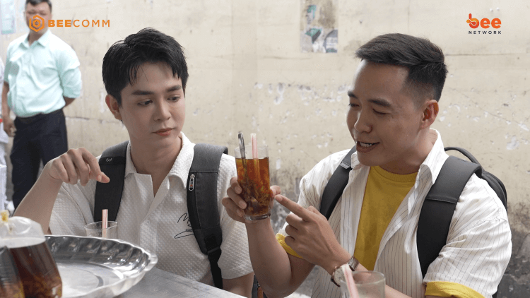 Tuấn Kiệt dẫn Bỏng Ngô Mario thưởng thức sữa ngũ vị tại chợ Thiếc - 1