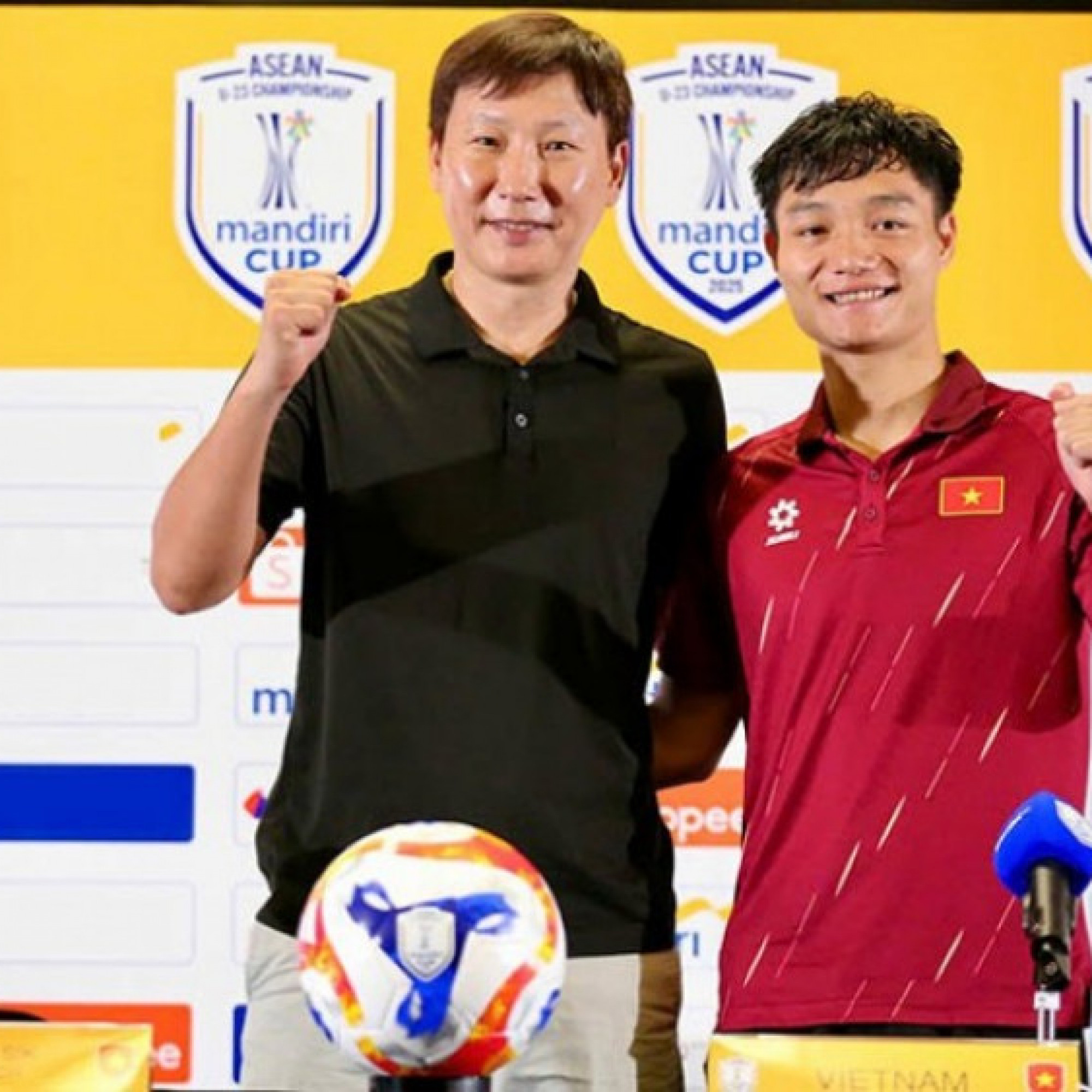  - Trực tiếp họp báo U23 Việt Nam đấu U23 Philippines: HLV Kim Sang Sik "soi" U23 Indonesia
