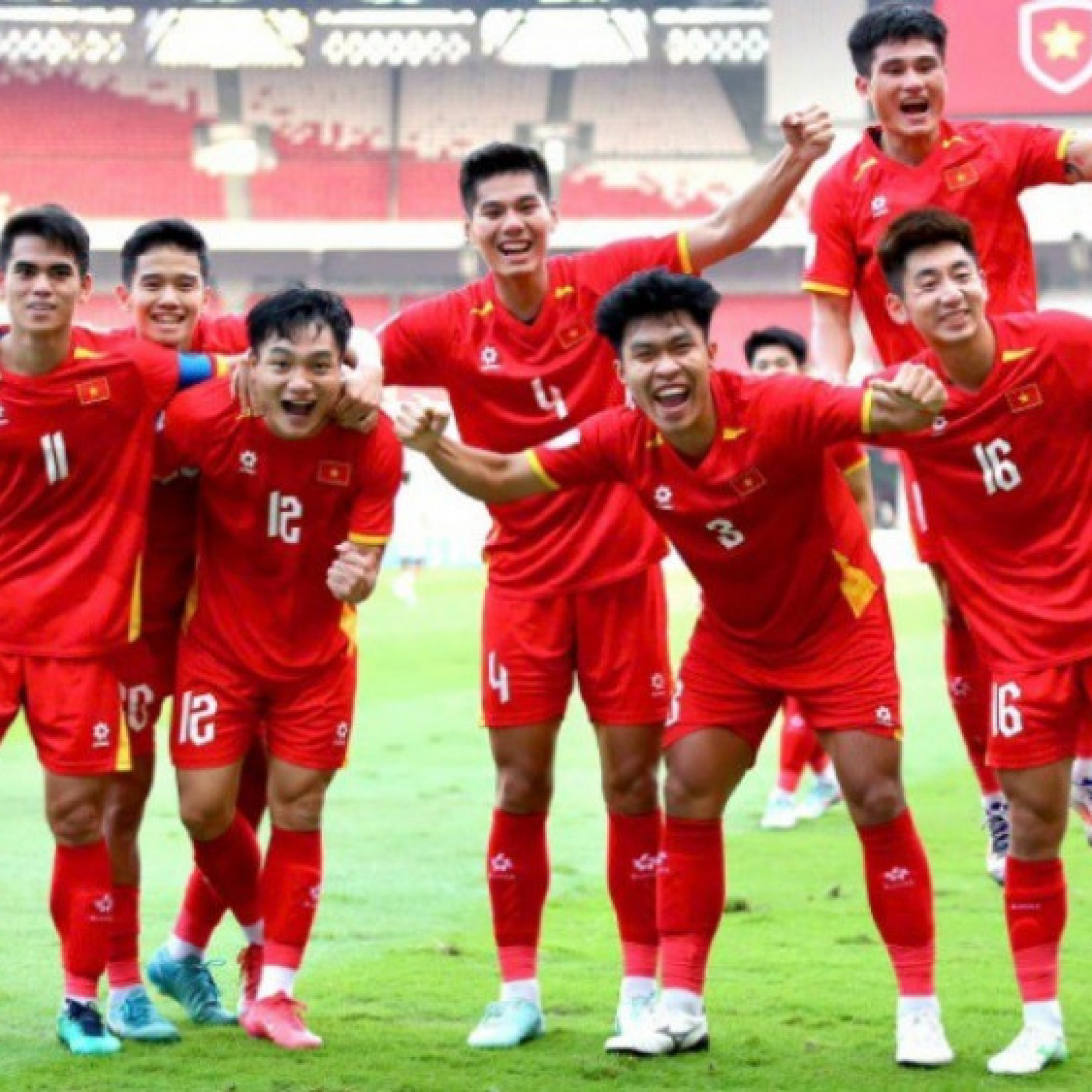  - U23 Việt Nam ngược dòng vào chung kết, HLV Kim và học trò chia vui cùng fan
