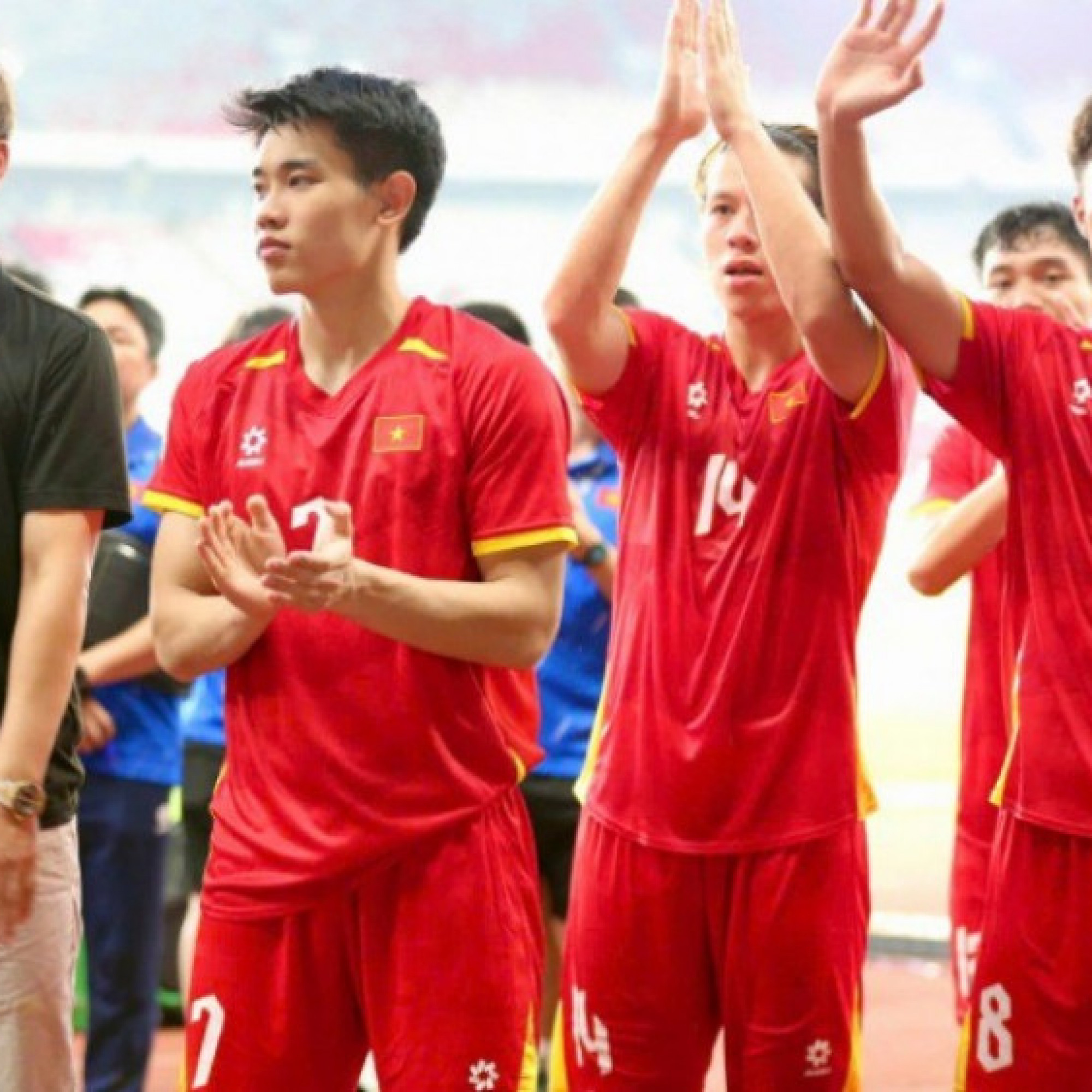 - U23 Việt Nam ngược dòng vào chung kết, HLV Kim và học trò chia vui cùng fan