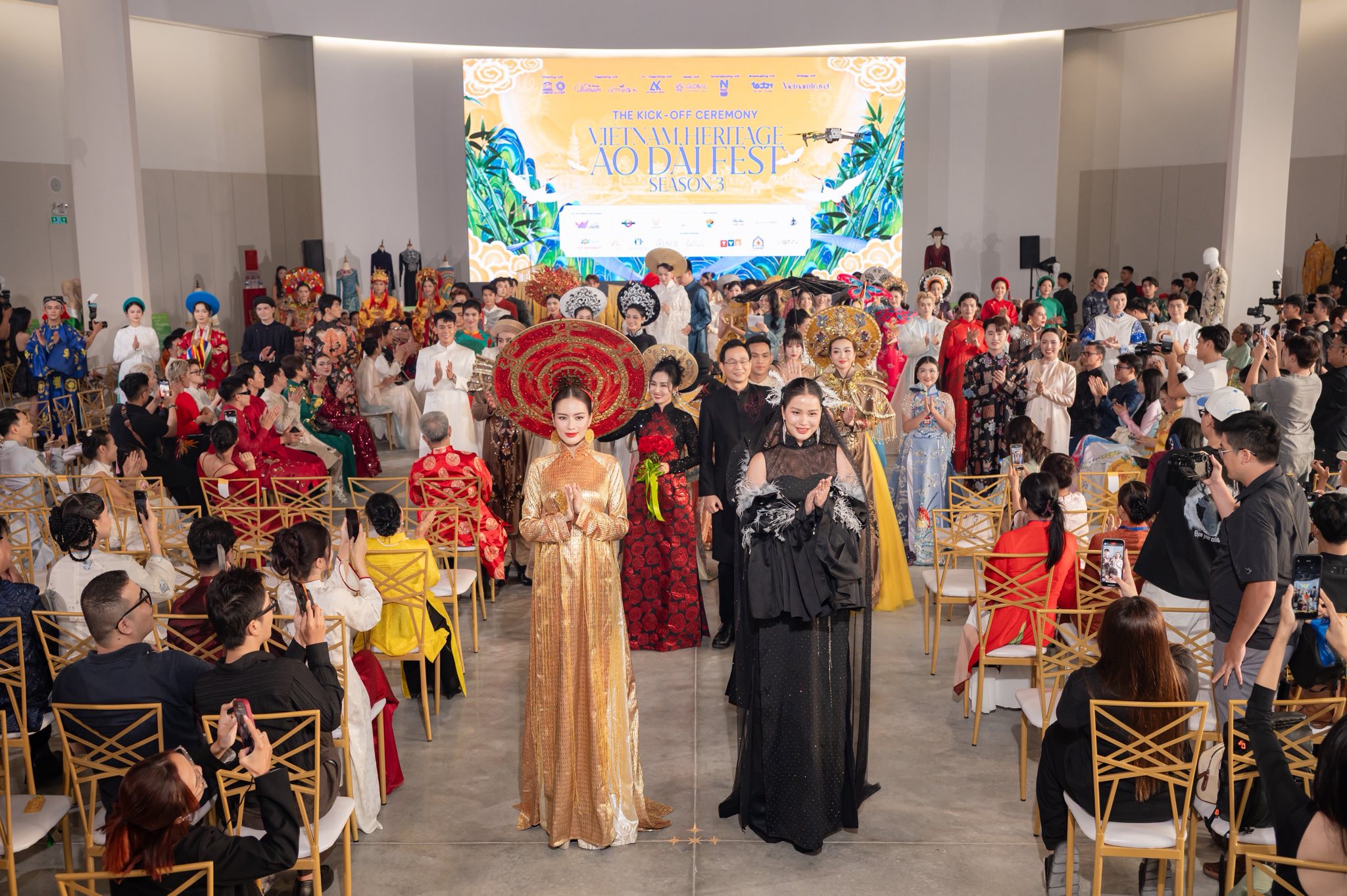 Hoa hậu Phương Linh, Hà Tâm Như đọ sắc trên sàn diễn Vietnam Heritage Áo Dài Fest - 4