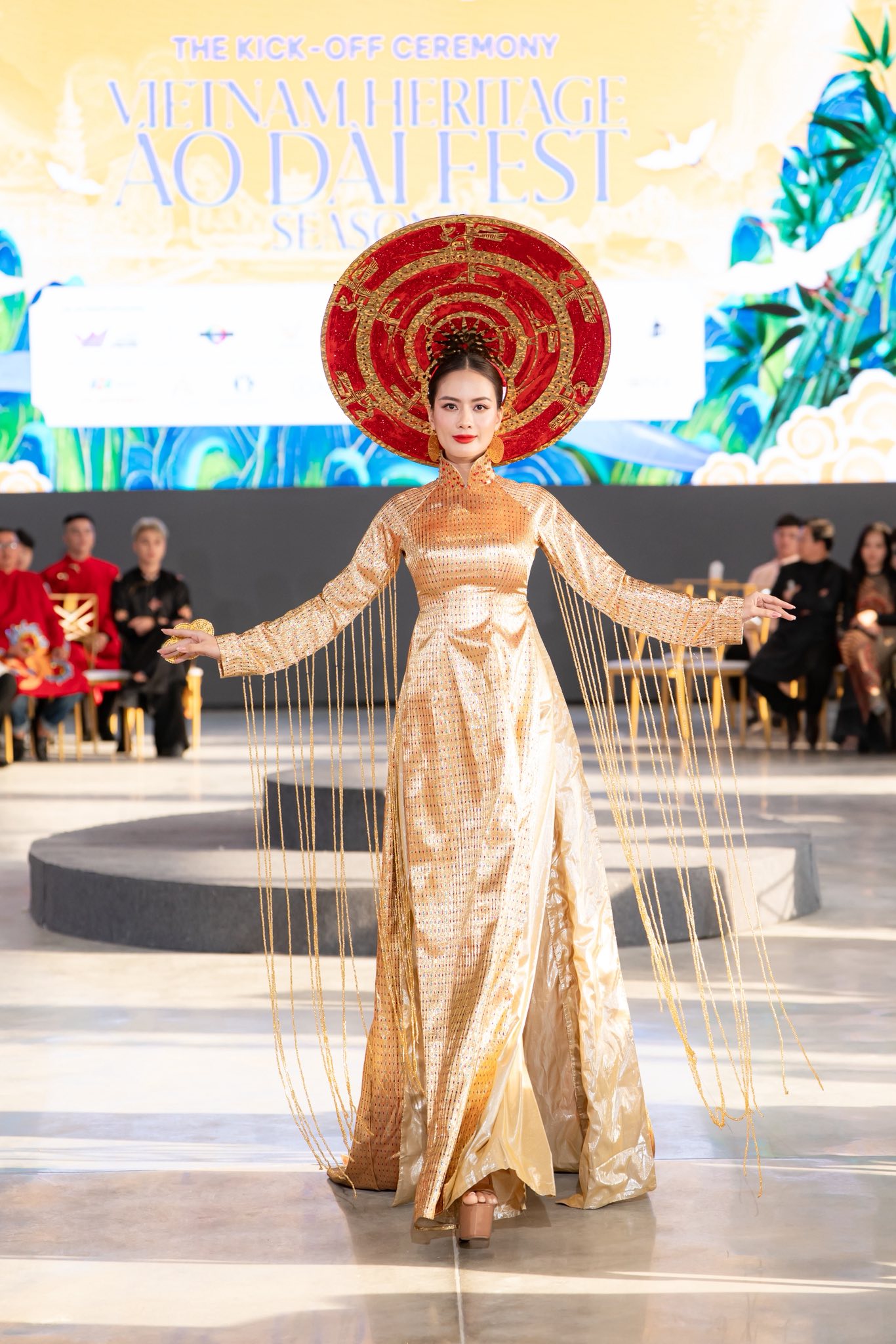 Hoa hậu Phương Linh, Hà Tâm Như đọ sắc trên sàn diễn Vietnam Heritage Áo Dài Fest - 2