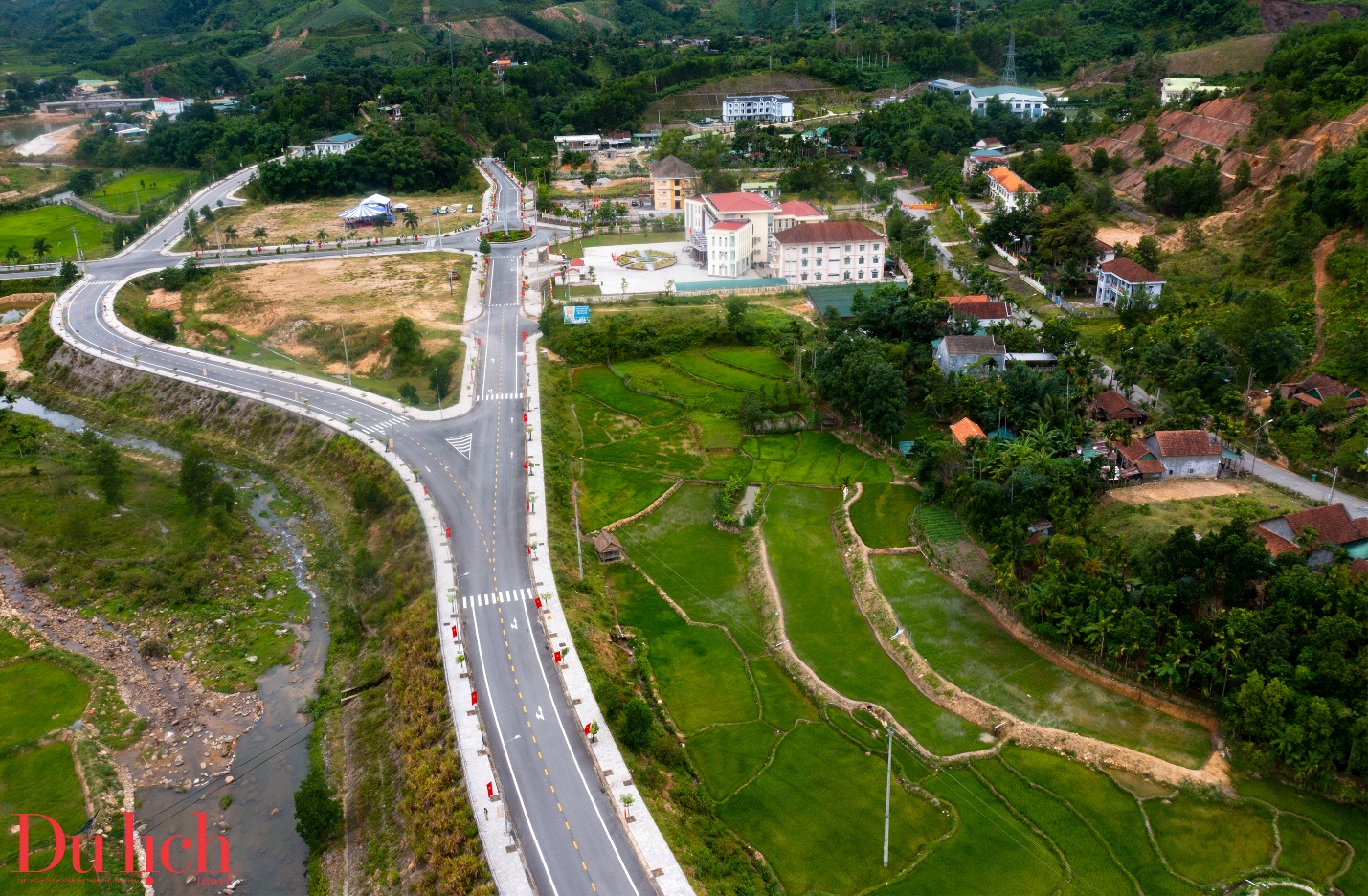 tap chi du lich tp.hcm trao tang qua cho nguoi ngheo quang ngai - 2