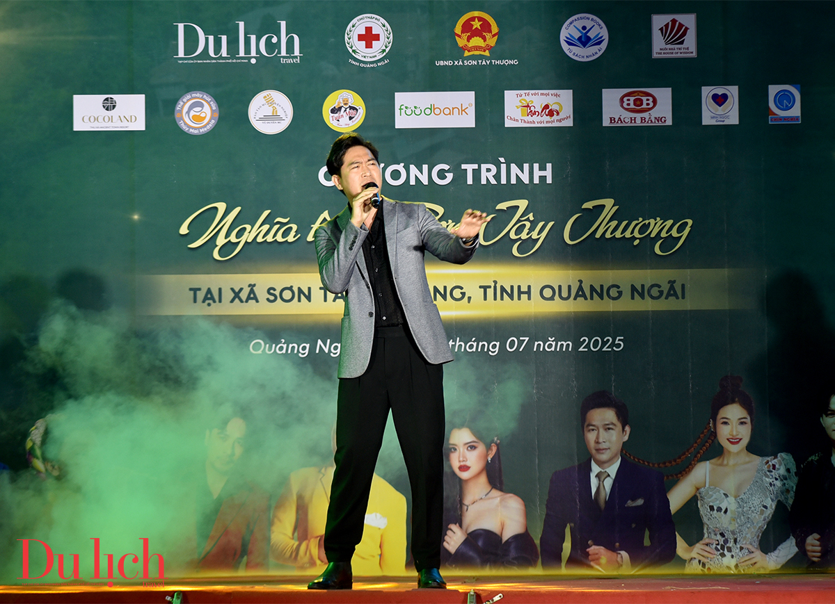 tap chi du lich tp.hcm trao tang qua cho nguoi ngheo quang ngai - 16