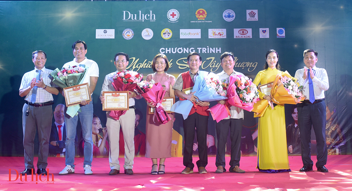 tap chi du lich tp.hcm trao tang qua cho nguoi ngheo quang ngai - 27