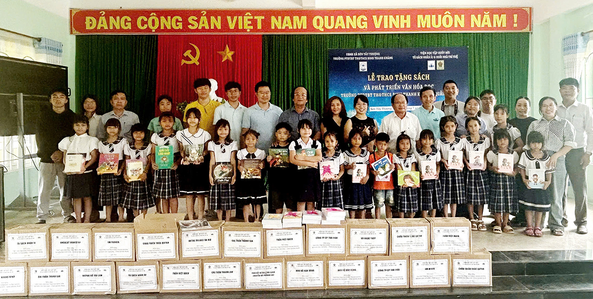 tap chi du lich tp.hcm trao tang qua cho nguoi ngheo quang ngai - 26