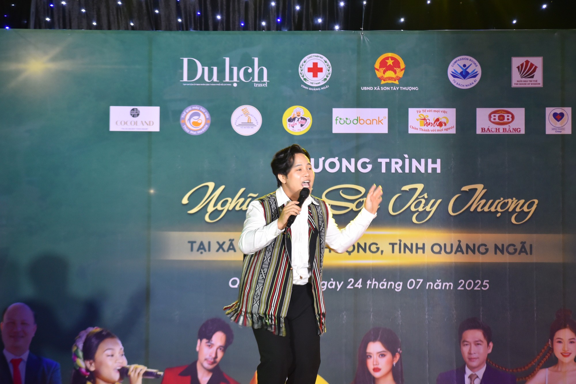 tap chi du lich tp.hcm trao tang qua cho nguoi ngheo quang ngai - 23