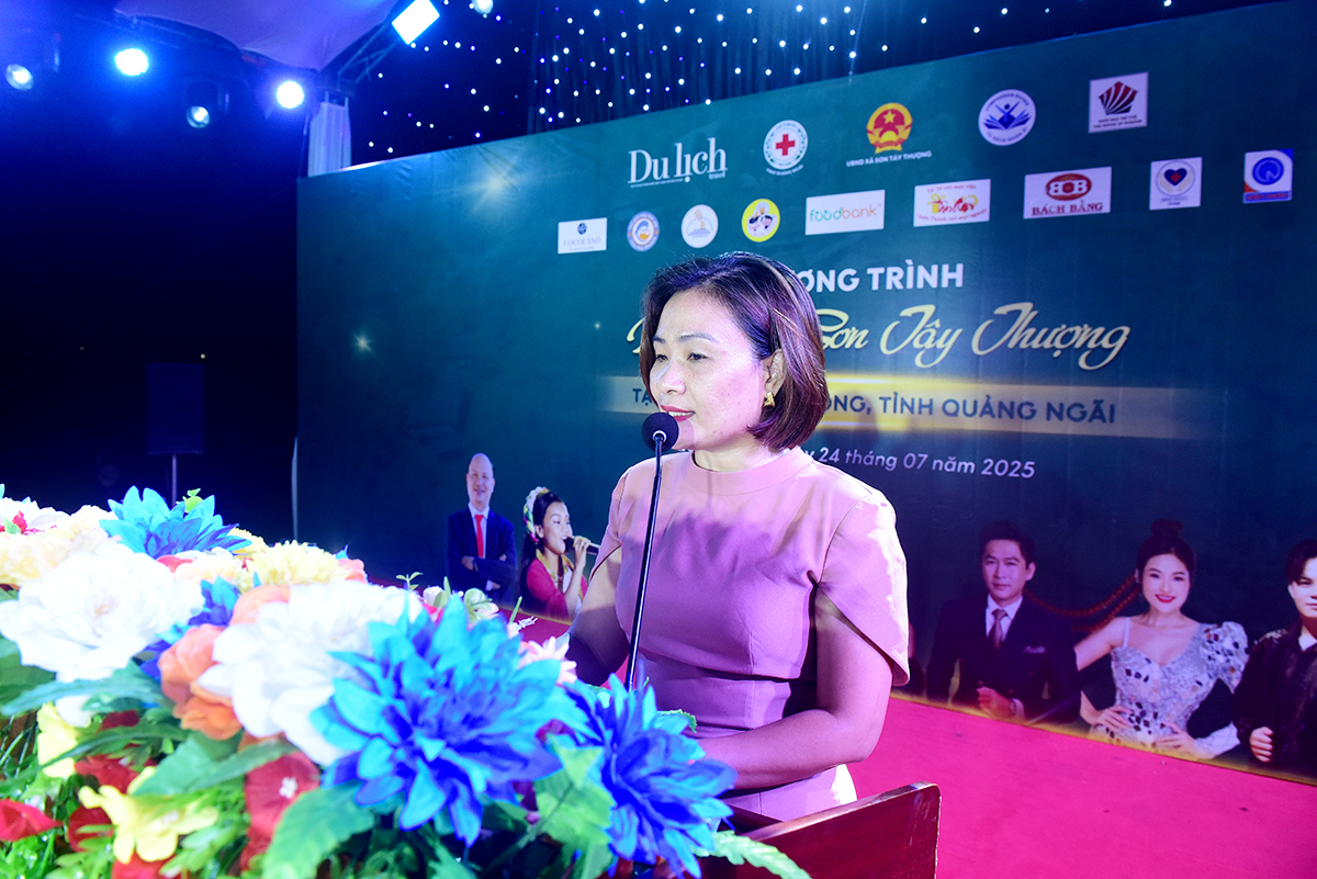 tap chi du lich tp.hcm trao tang qua cho nguoi ngheo quang ngai - 3