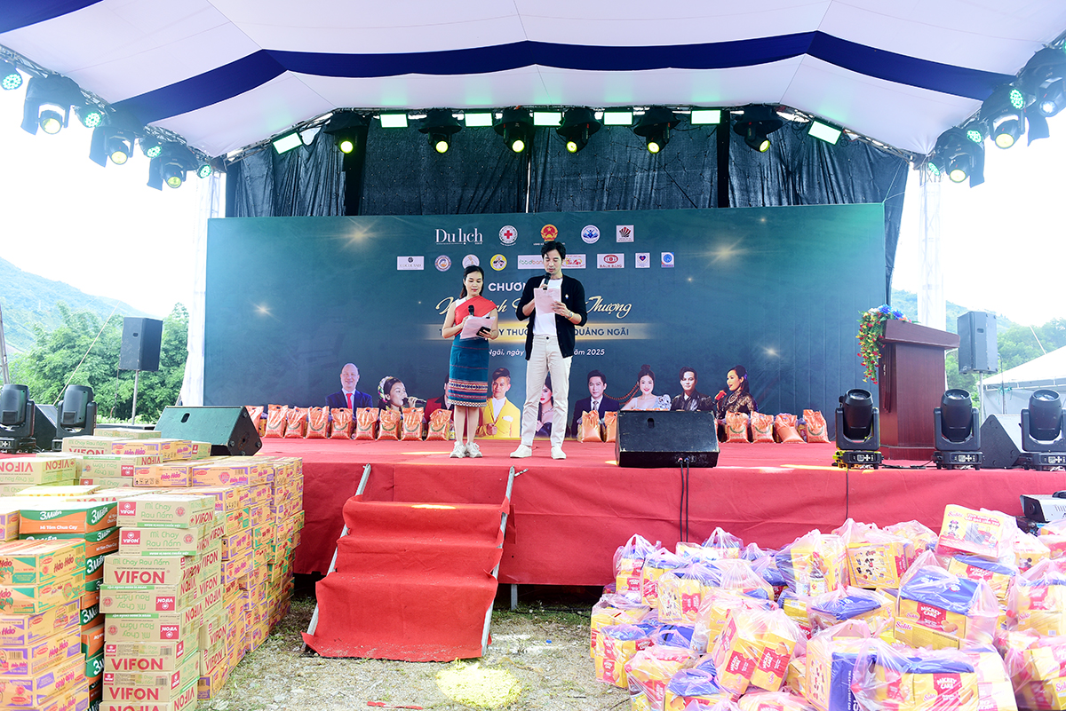 tap chi du lich tp.hcm trao tang qua cho nguoi ngheo quang ngai - 10