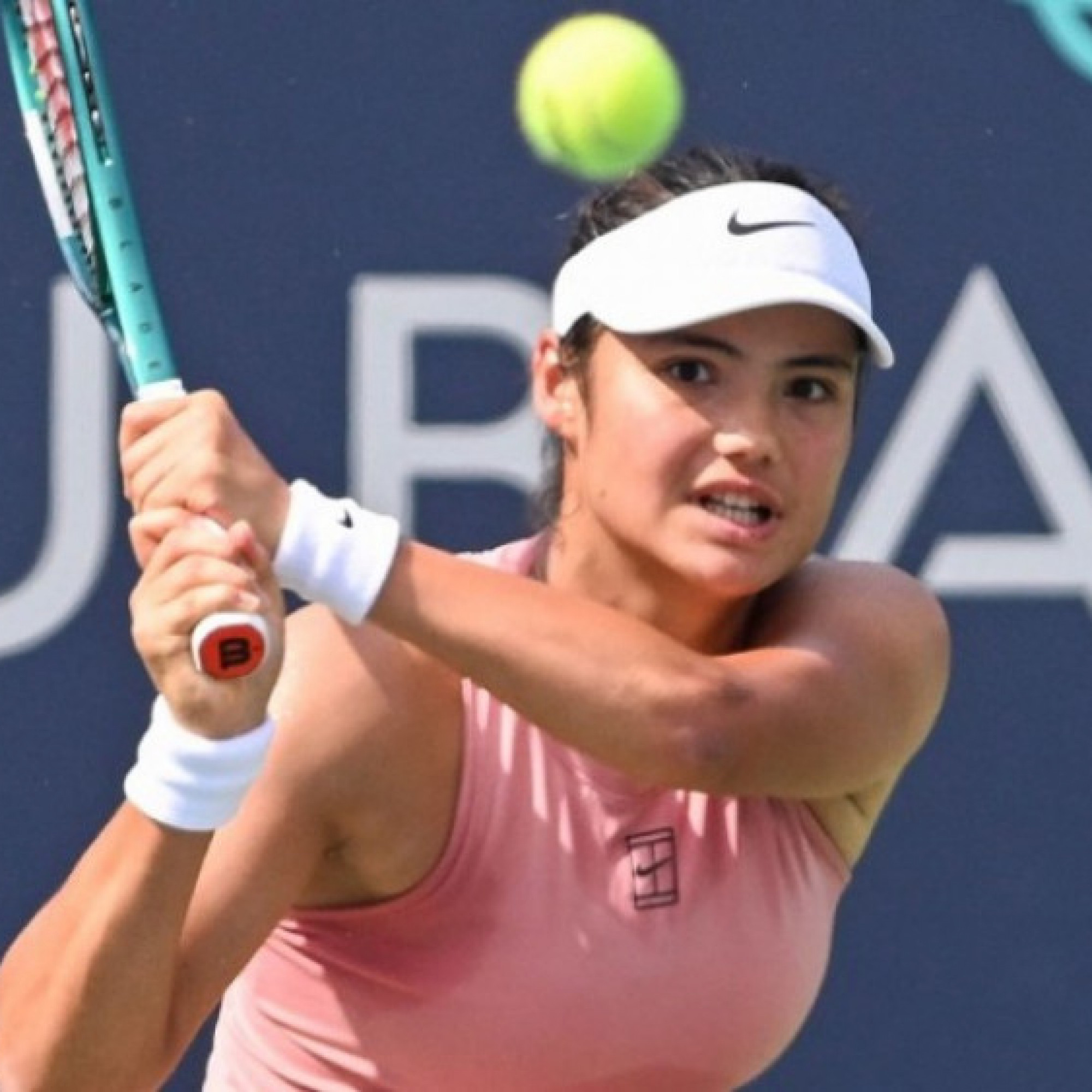  - Hấp dẫn ATP & WTA 500: Mỹ nhân Raducanu đoạt vé bán kết, Medvedev thua sốc