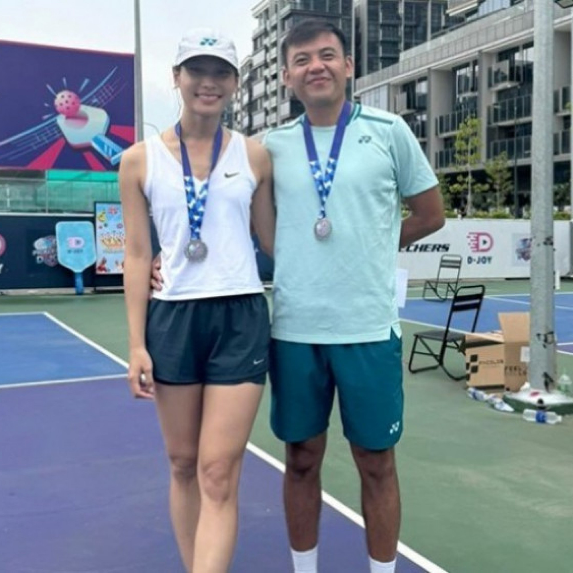  - Đấng mày râu đánh cặp pickleball với người đẹp: "Bí kíp” để vợ không ghen