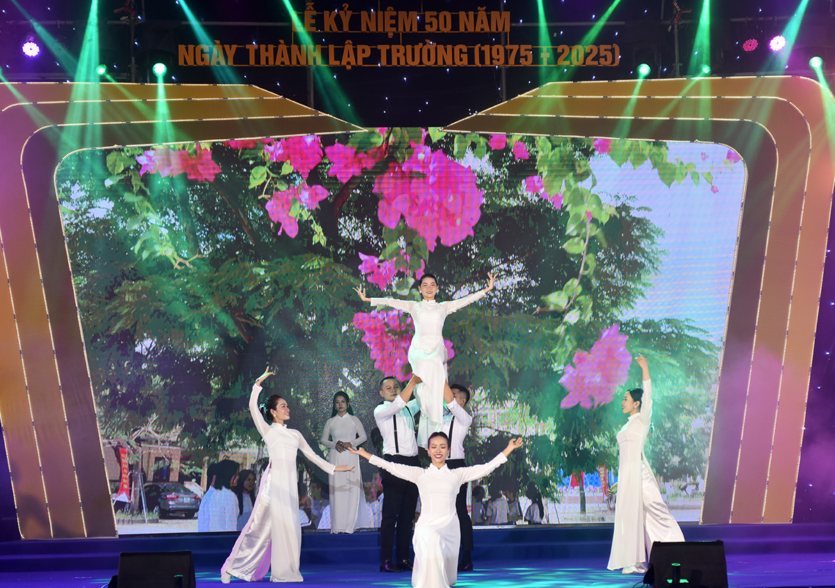 dem nhac 'thanh am thoi gian': ky niem 50 nam thanh lap truong thpt so 1 tu nghia - 4