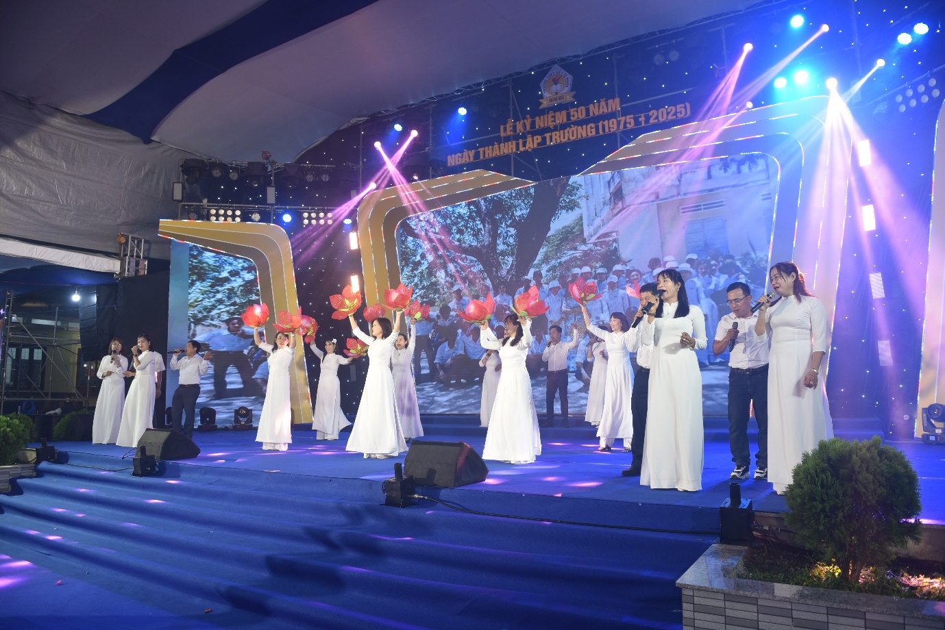dem nhac 'thanh am thoi gian': ky niem 50 nam thanh lap truong thpt so 1 tu nghia - 7