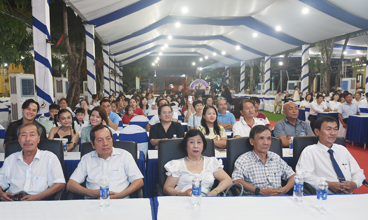 dem nhac 'thanh am thoi gian': ky niem 50 nam thanh lap truong thpt so 1 tu nghia - 14