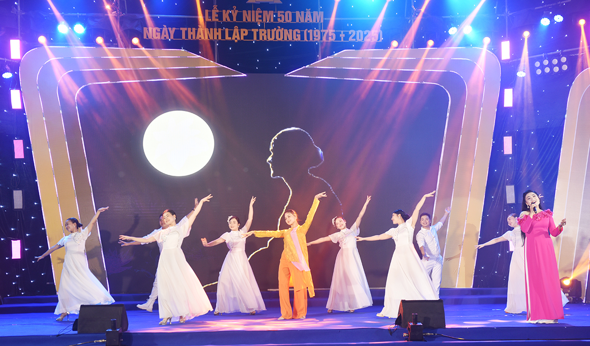 dem nhac 'thanh am thoi gian': ky niem 50 nam thanh lap truong thpt so 1 tu nghia - 19