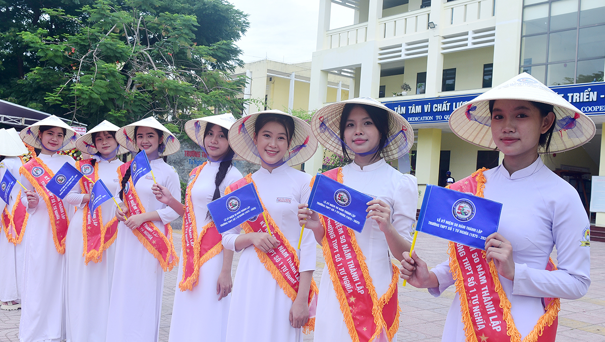 ky niem 50 nam thanh lap truong thpt so 1 tu nghia: vun dap tri thuc - vung buoc tuong lai - 3