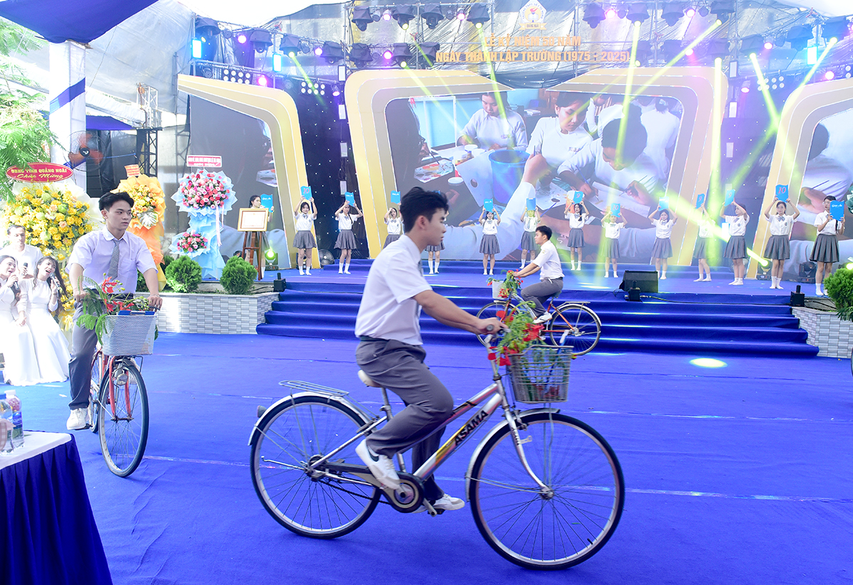 ky niem 50 nam thanh lap truong thpt so 1 tu nghia: vun dap tri thuc - vung buoc tuong lai - 2