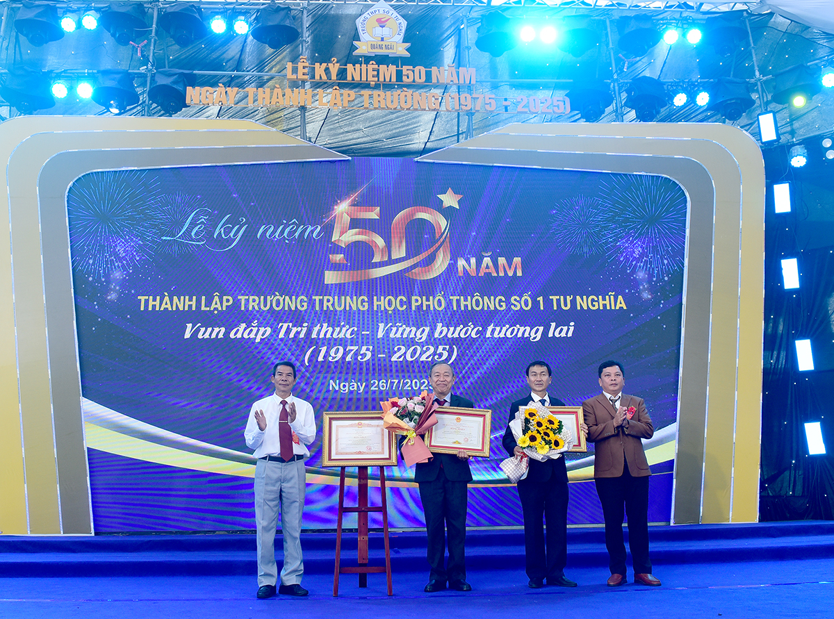 ky niem 50 nam thanh lap truong thpt so 1 tu nghia: vun dap tri thuc - vung buoc tuong lai - 9