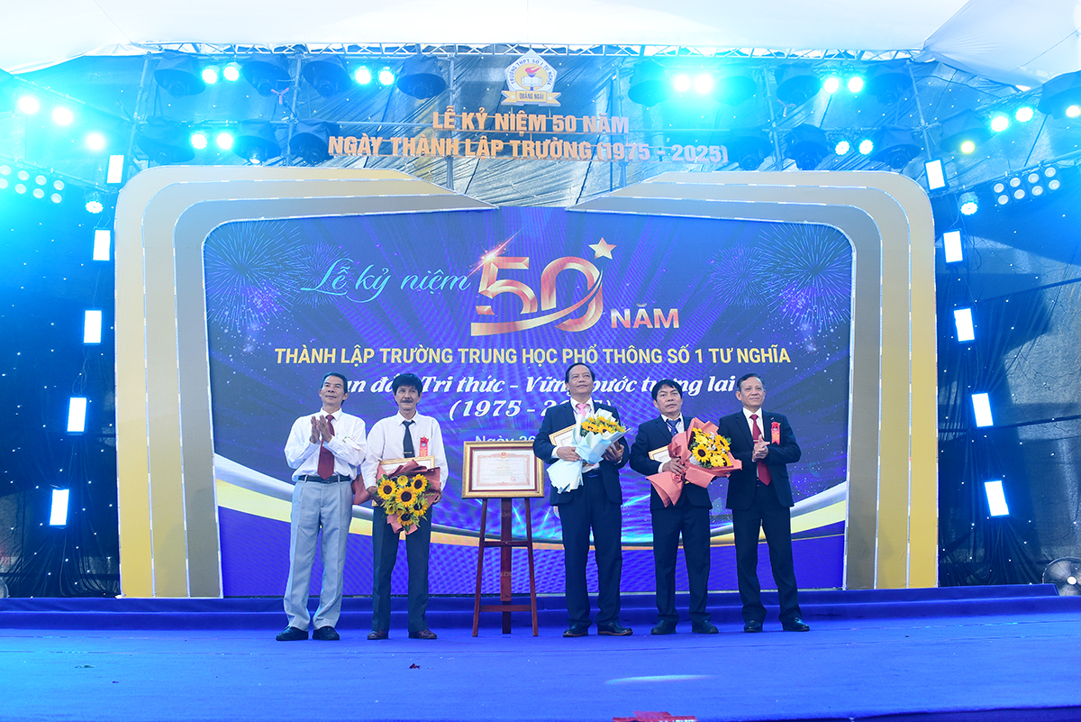 ky niem 50 nam thanh lap truong thpt so 1 tu nghia: vun dap tri thuc - vung buoc tuong lai - 10
