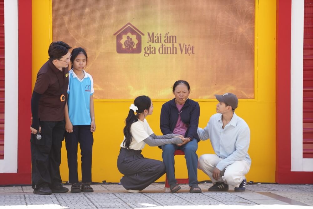 Nỗi lo bơ vơ, sợ bà mất của cô bé 13 tuổi chưa từng cảm nhận được tình cảm cha mẹ khiến nhiều người quặn lòng - 2