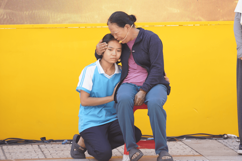 Nỗi lo bơ vơ, sợ bà mất của cô bé 13 tuổi chưa từng cảm nhận được tình cảm cha mẹ khiến nhiều người quặn lòng - 4