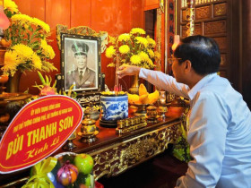  - Phó Thủ tướng Bùi Thanh Sơn dâng hương tưởng niệm Đại tướng Lê Đức Anh