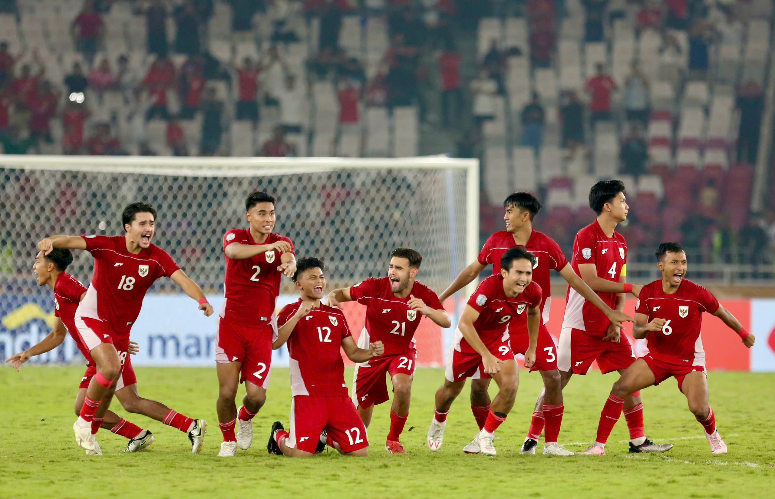 HLV Kim Sang Sik bỏ về khi U23 Indonesia gỡ hòa trước U23 Thái Lan - 6