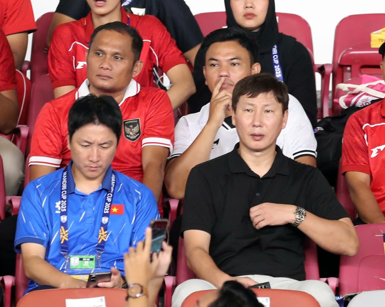 HLV Kim Sang Sik bỏ về khi U23 Indonesia gỡ hòa trước U23 Thái Lan - 1