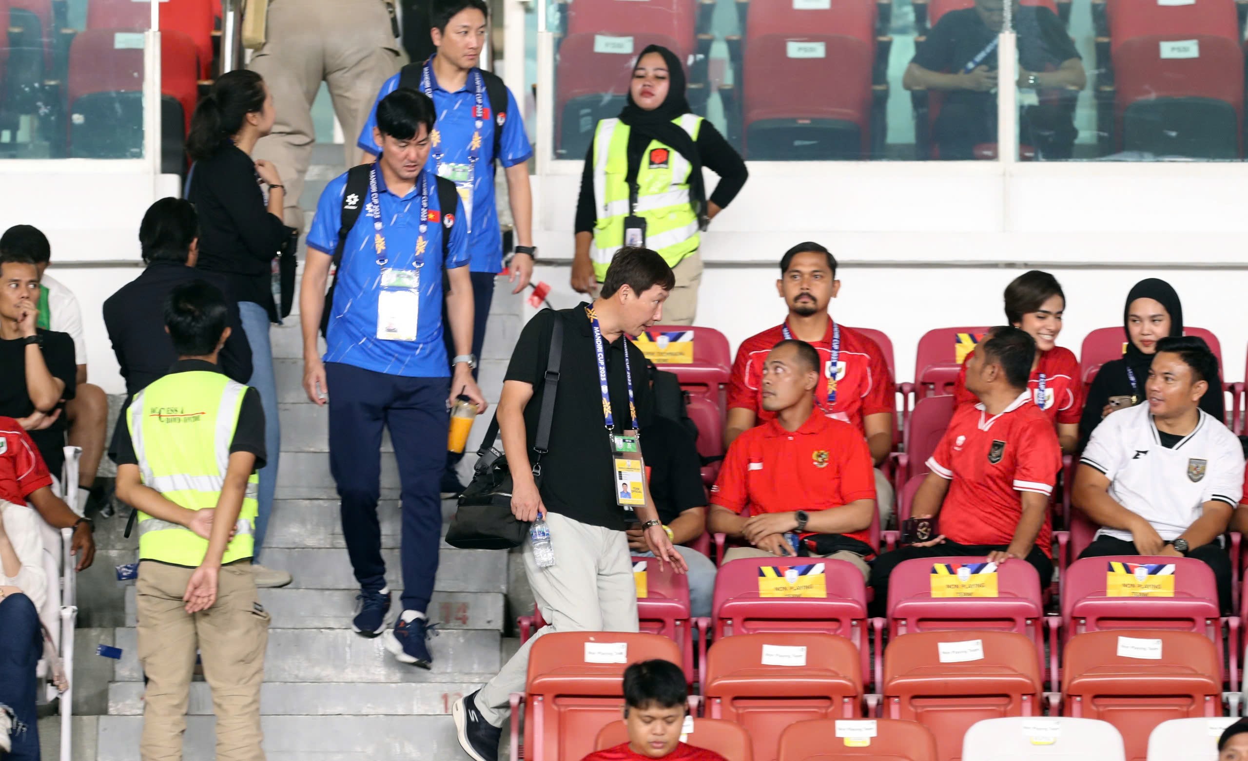 HLV Kim Sang Sik bỏ về khi U23 Indonesia gỡ hòa trước U23 Thái Lan - 2