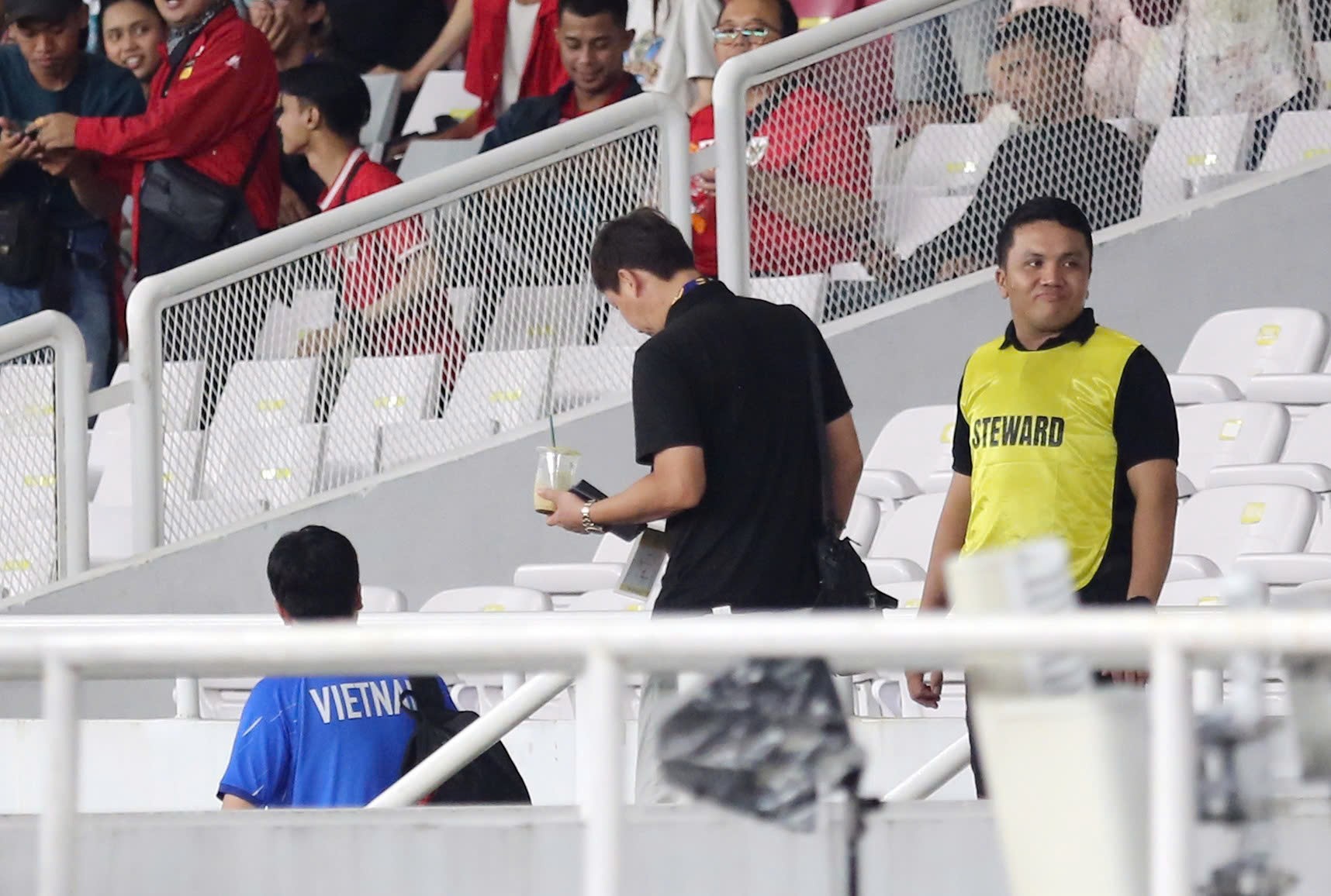 HLV Kim Sang Sik bỏ về khi U23 Indonesia gỡ hòa trước U23 Thái Lan - 5