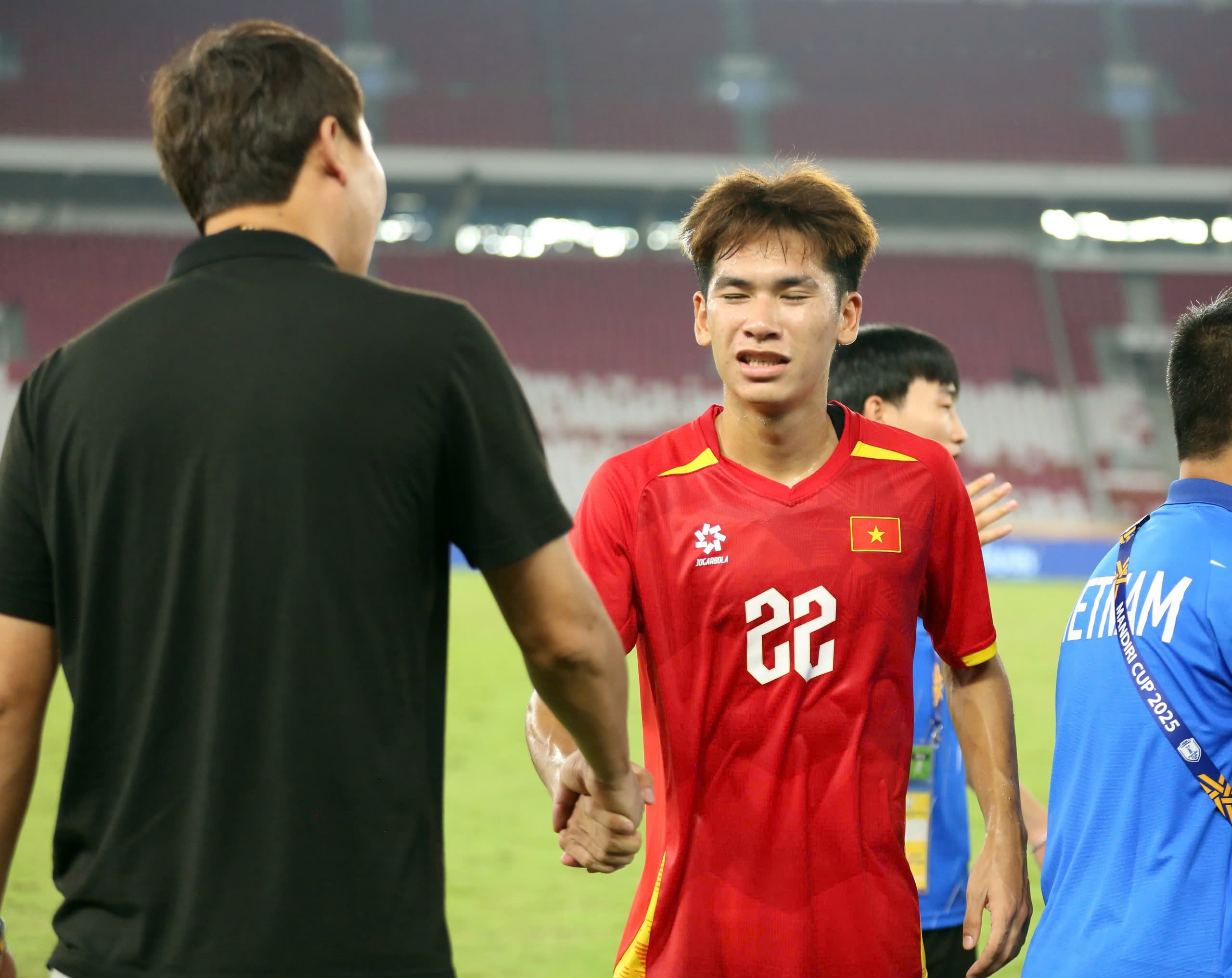 HLV Kim Sang Sik bỏ về khi U23 Indonesia gỡ hòa trước U23 Thái Lan - 10