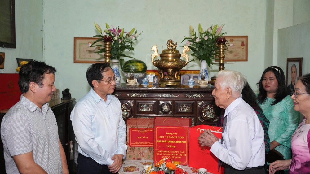 Phó Thủ tướng Bùi Thanh Sơn dâng hương tưởng niệm Đại tướng Lê Đức Anh - 2