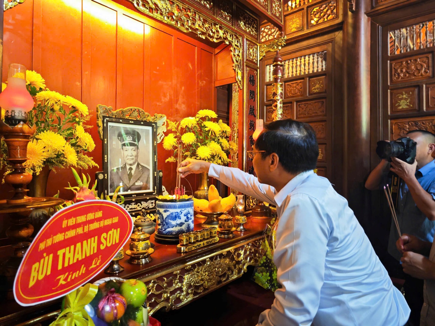 Phó Thủ tướng Bùi Thanh Sơn dâng hương tưởng niệm Đại tướng Lê Đức Anh - 1