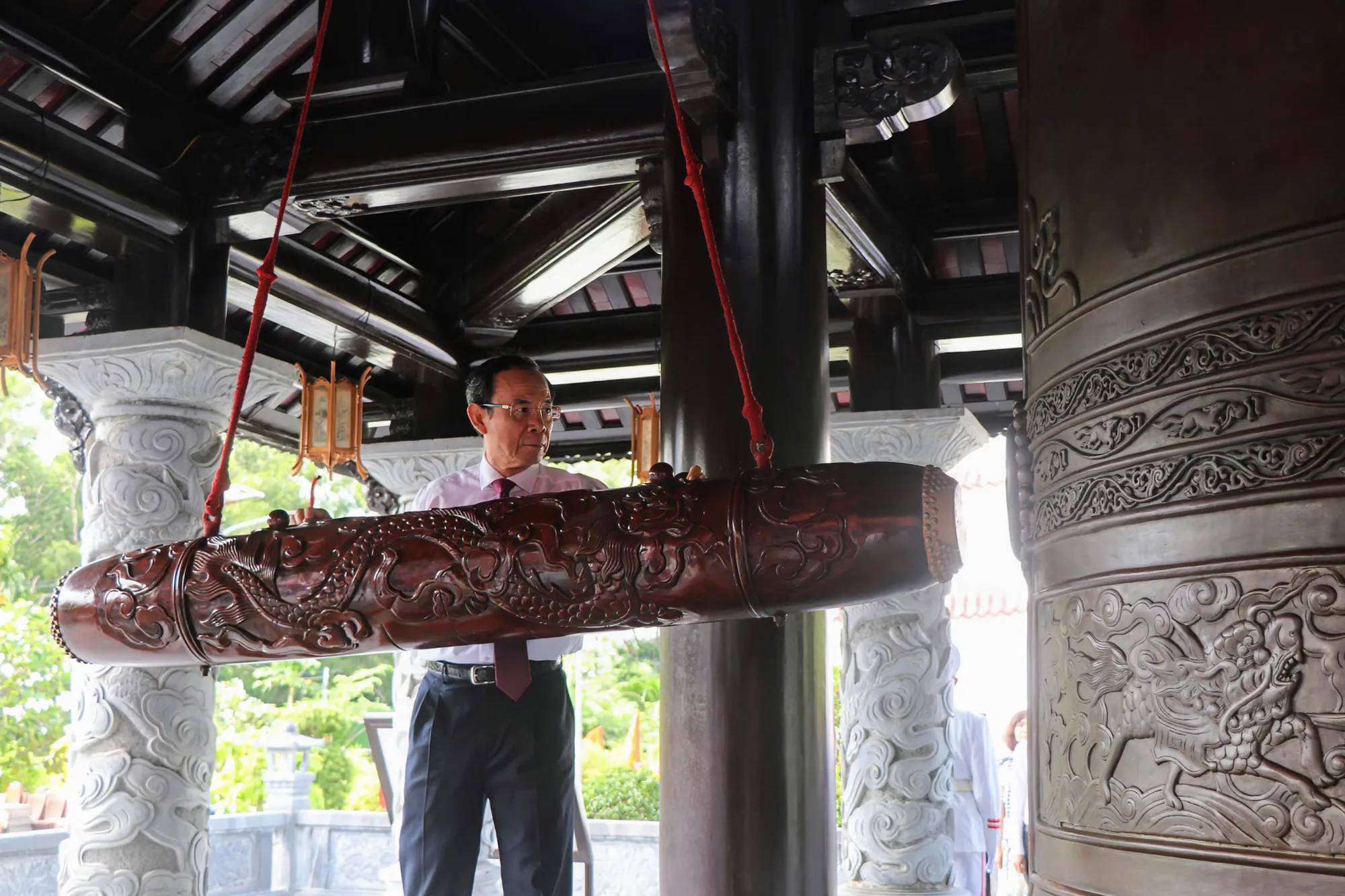 Bí thư Thành ủy TPHCM thỉnh 9 tiếng chuông từ đại hồng chung ở Đền thờ Côn Đảo - 1