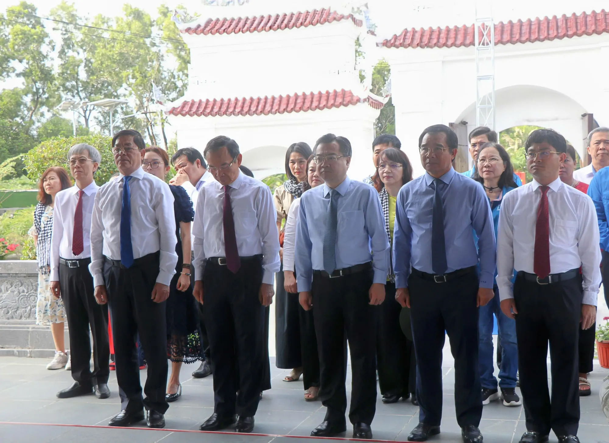 Bí thư Thành ủy TPHCM thỉnh 9 tiếng chuông từ đại hồng chung ở Đền thờ Côn Đảo - 2