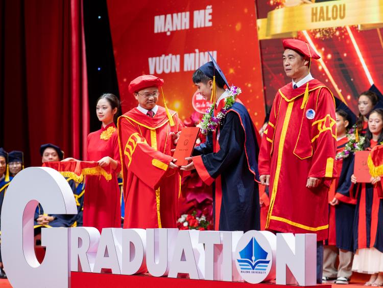 Gần 2.000 sinh viên Đại học Hạ Long nhận bằng tốt nghiệp