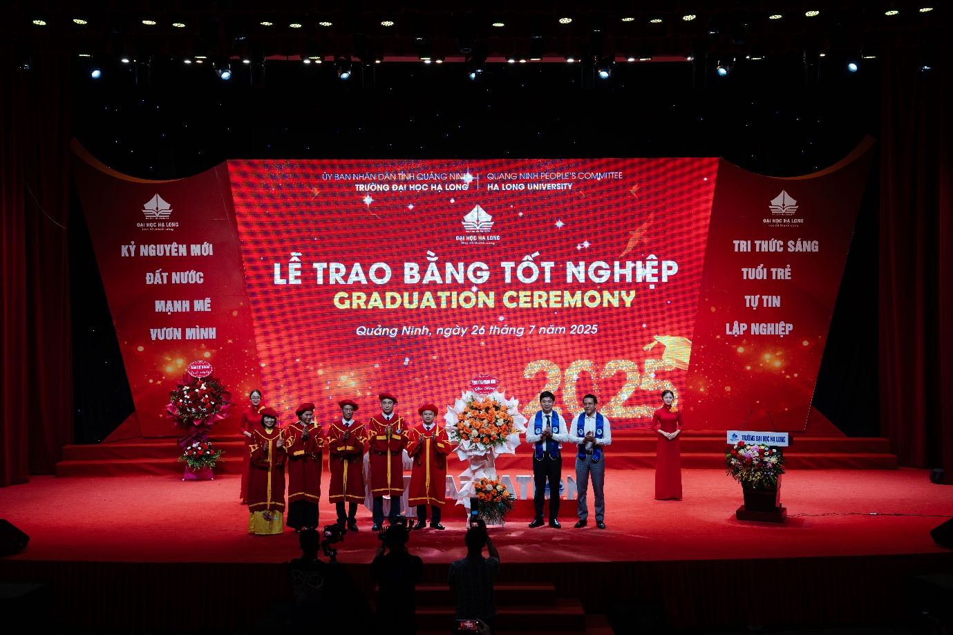 gan 2.000 sinh vien dai hoc ha long nhan bang tot nghiep - 1