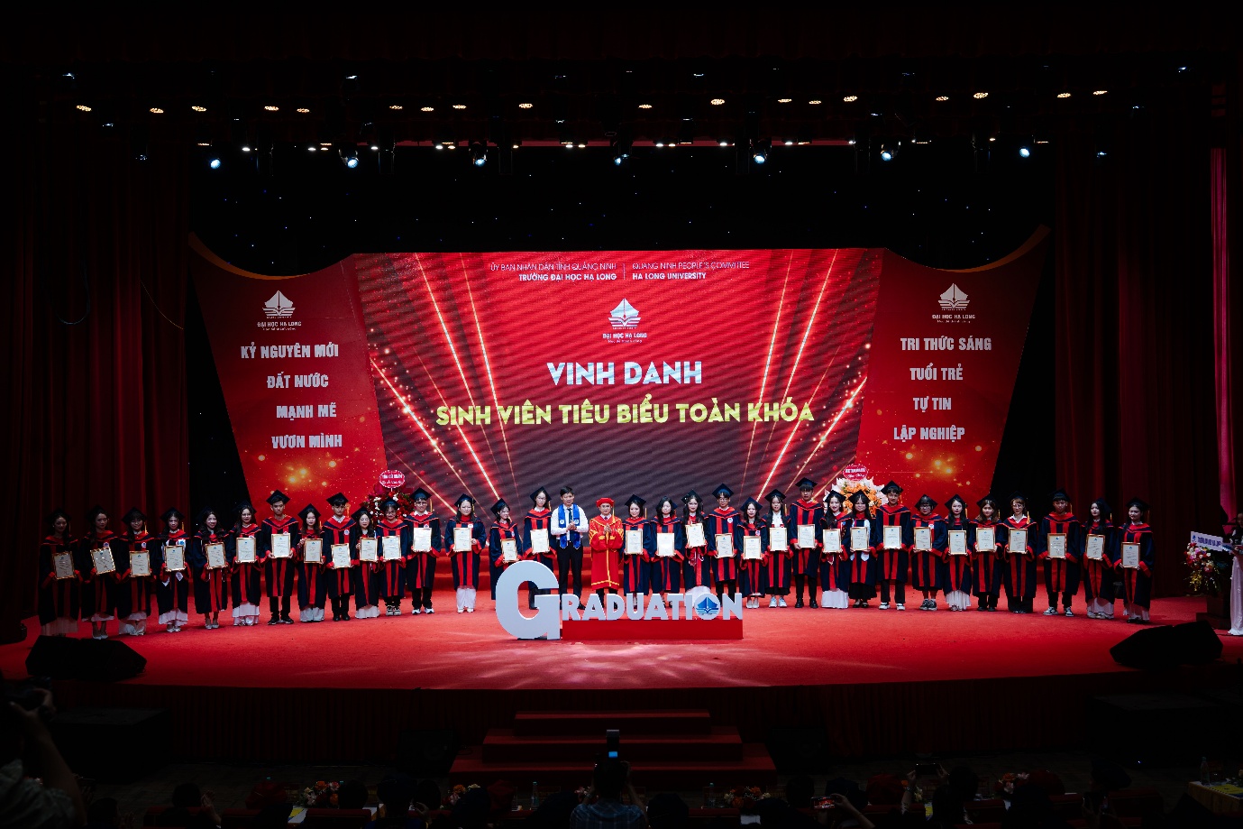 gan 2.000 sinh vien dai hoc ha long nhan bang tot nghiep - 2
