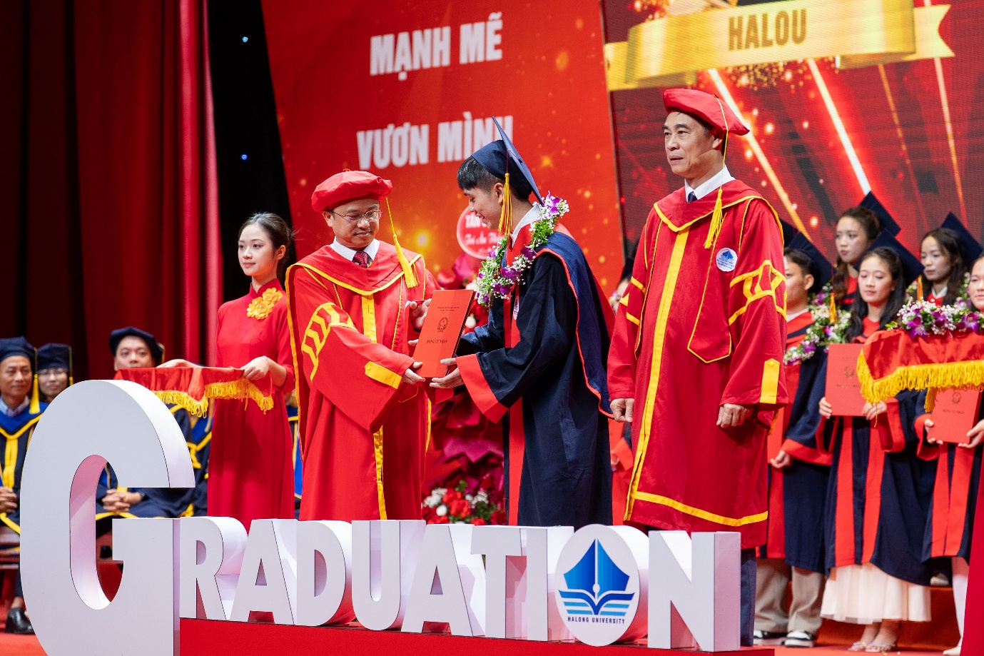 gan 2.000 sinh vien dai hoc ha long nhan bang tot nghiep - 3
