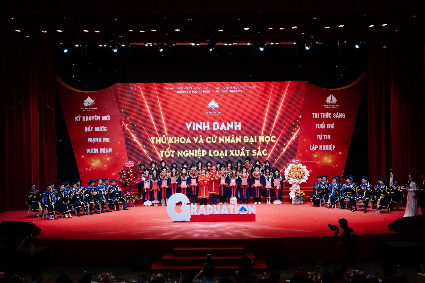 gan 2.000 sinh vien dai hoc ha long nhan bang tot nghiep - 4