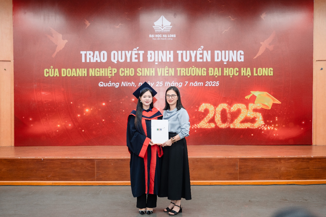 gan 2.000 sinh vien dai hoc ha long nhan bang tot nghiep - 5