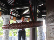 Bí thư Thành ủy TPHCM thỉnh 9 tiếng chuông từ đại hồng chung ở Đền thờ Côn Đảo