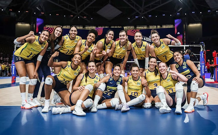Người đẹp bóng chuyền Brazil bật cao 3m17, chặn đứng cú sốc của tuyển Nhật Bản - 2