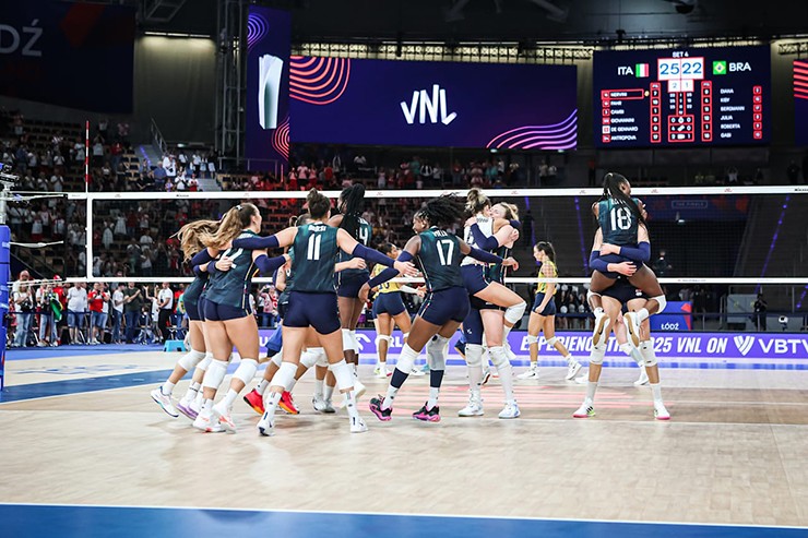 "Chân dài" bóng chuyền bật cao 3m35 giúp tuyển Ý thắng Brazil, vô địch thế giới - 4