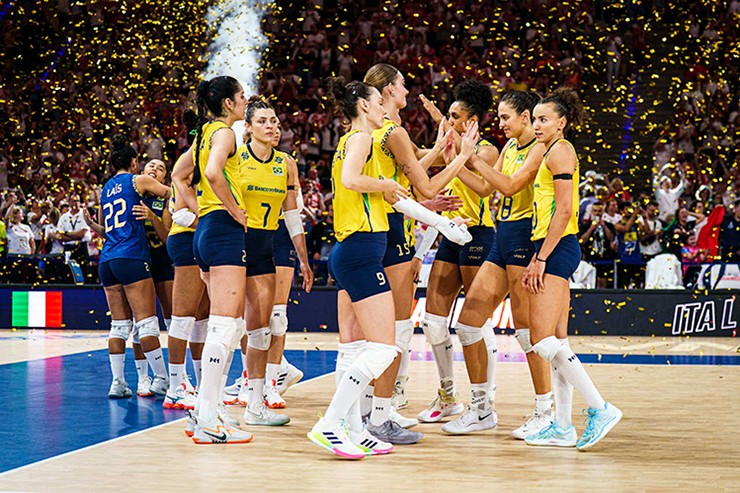 "Chân dài" bóng chuyền bật cao 3m35 giúp tuyển Ý thắng Brazil, vô địch thế giới - 5